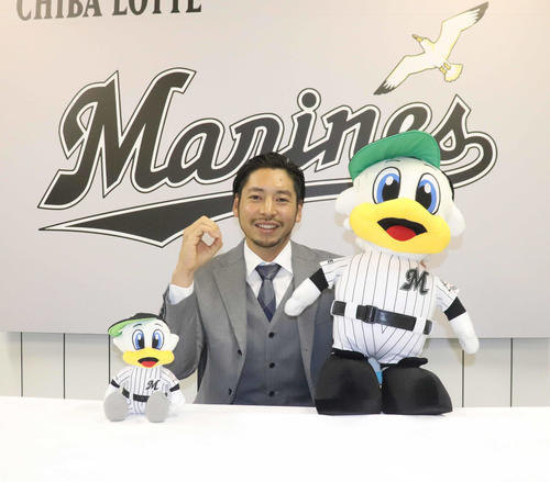 来季も無敗を目指し、0のポーズをとるロッテ東條（撮影・久永壮真）