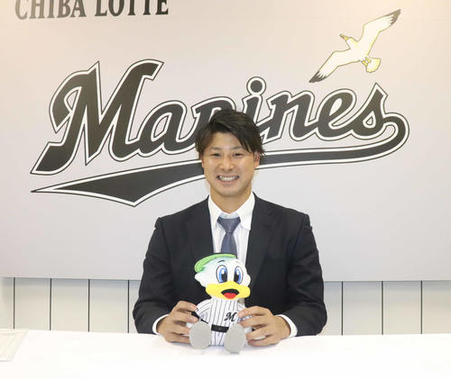 契約更改を終え、マーくんを手に笑顔のロッテ藤岡（撮影・久永壮真）