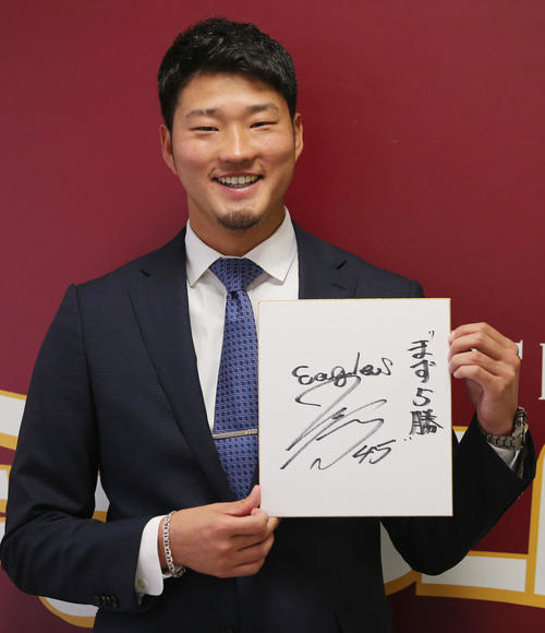 契約更改を終えた楽天菅原は、来季の目標に「まず5勝」を掲げた（撮影・野上伸悟）