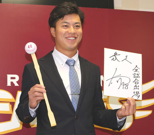 契約更改を終えた楽天渡辺佳は、来季の目標に「全試合出場を掲げ」、かゆい所に手が届くような選手を目指し？、自らの新商品「孫の手」を手に笑顔（撮影・野上伸悟）