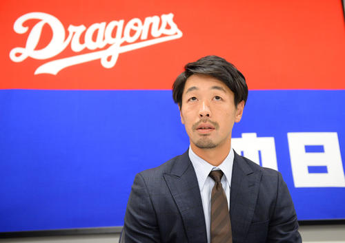 契約更改を終え会見の席に着く阿部寿樹（撮影・森本幸一）