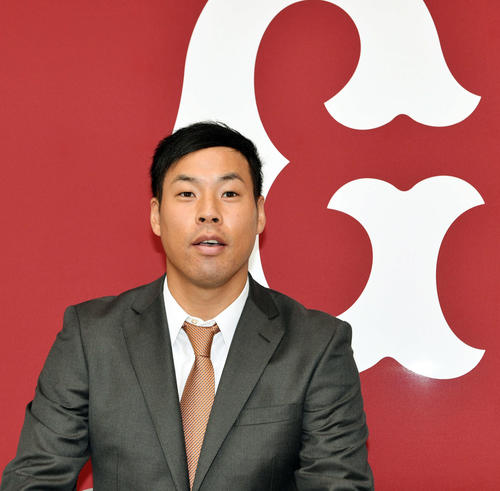 契約更改を終え会見する巨人高木京介（撮影・滝沢徹郎）