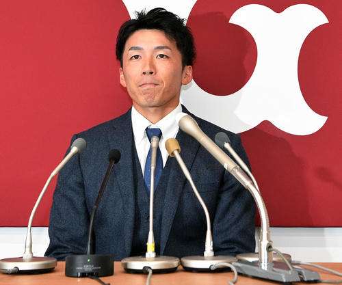 契約更改を終え会見に臨む巨人増田大（撮影・滝沢徹郎）