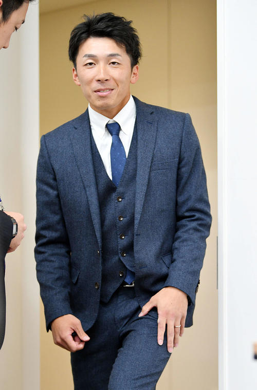 契約更改を終え会見場に入る巨人増田大（撮影・滝沢徹郎）