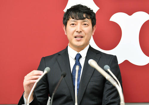 契約更改を終え会見する巨人岩隈（撮影・滝沢徹郎）