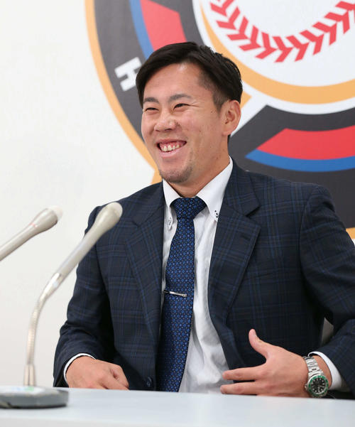 契約更改を終え会見する日本ハム西村（撮影・黒川智章）