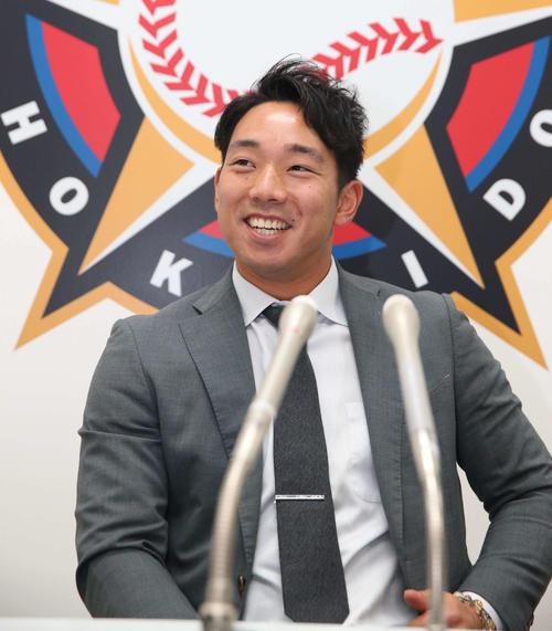 契約更改を終え会見する日本ハム宇佐見（撮影・黒川智章）