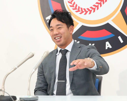 契約更改を終え会見する日本ハム宇佐見（撮影・黒川智章）