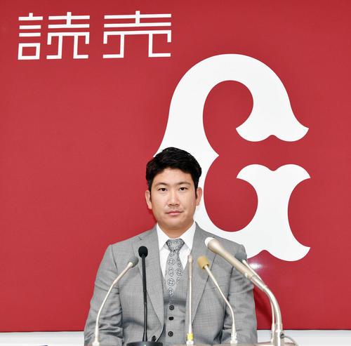 契約更改を終え会見に臨む巨人菅野（撮影・滝沢徹郎）