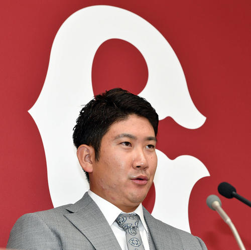 契約更改を終え会見する巨人菅野（撮影・滝沢徹郎）