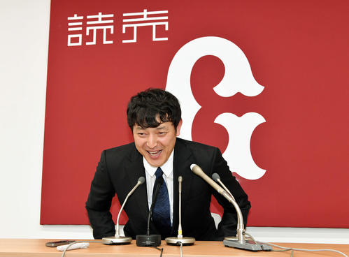 契約更改の会見を終え一礼する巨人岩隈（撮影・滝沢徹郎）