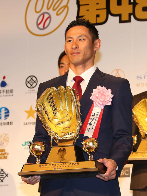 三井ゴールデン・グラブ賞を受賞した荻野貴（撮影・丹羽敏通）