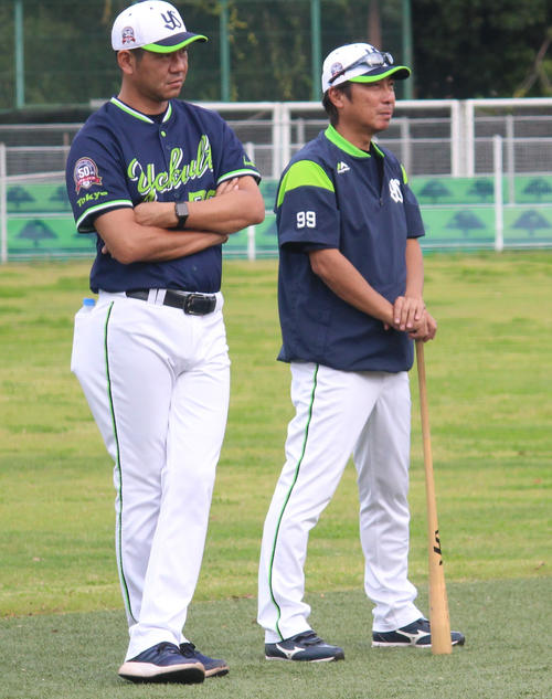 10月26日、秋季練習で選手の動きを見つめながら話すヤクルト宮出コーチ（左）と高津監督