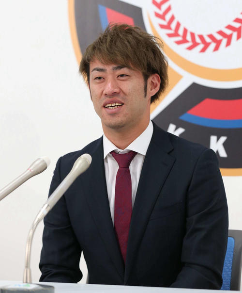 契約更改を終え会見する日本ハム秋吉（撮影・黒川智章）