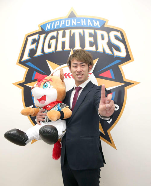 1億円で契約更改し笑顔の日本ハム秋吉（撮影・黒川智章）