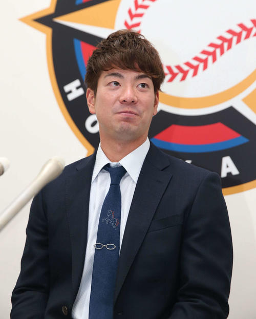 契約更改を終え会見する日本ハム松本（撮影・黒川智章）