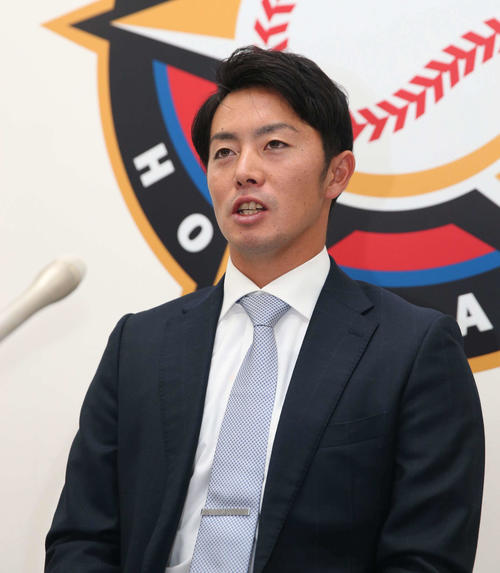 契約更改を終え会見する日本ハム谷内（撮影・黒川智章）