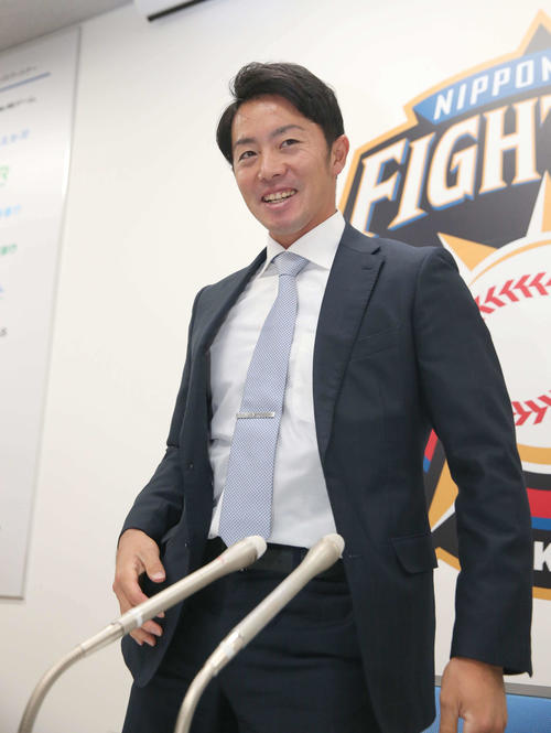 契約更改を終え会見する日本ハム谷内（撮影・黒川智章）