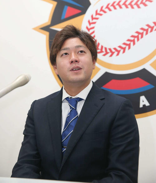 契約更改を終え会見する日本ハム堀（撮影・黒川智章）