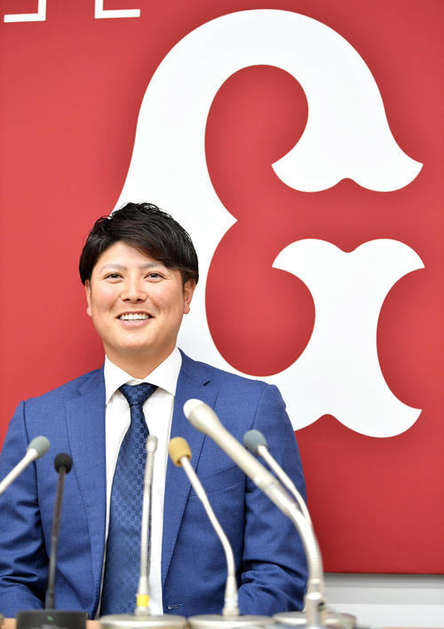 契約更改を終え会見で笑顔の巨人宮国（撮影・滝沢徹郎）