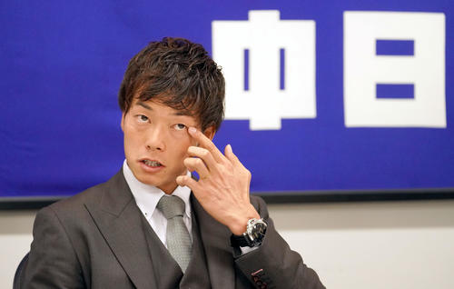 契約更改を終え会見する中日木下雄介（撮影・森本幸一）
