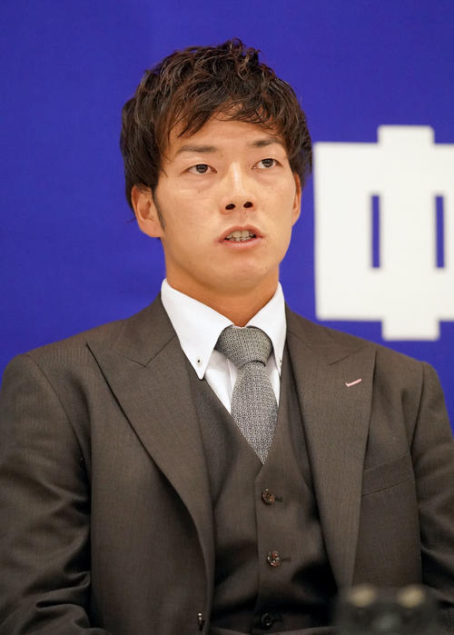 契約更改を終え会見する中日木下雄介（撮影・森本幸一）