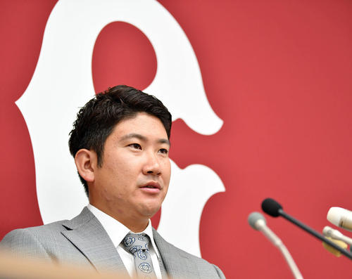 契約更改を終え会見する巨人菅野（撮影・滝沢徹郎）