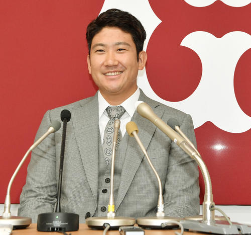 契約更改を終え笑顔で会見する巨人菅野（撮影・滝沢徹郎）