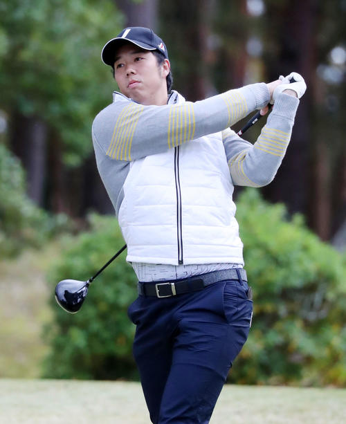 1番、ティーショットを放つ青柳（撮影・加藤哉）