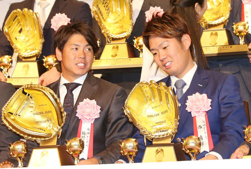 三井ゴールデン・グラブ賞をバッテリーで受賞して笑顔の梅野（左）と金色のグラブを見つめる西（撮影・丹羽敏通）
