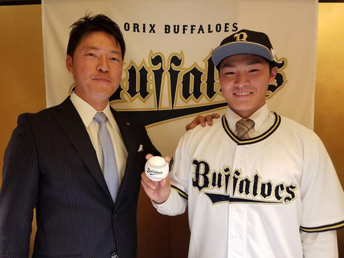 オリックスと仮契約を結んだ育成3位の大阪桐蔭・中田（右）