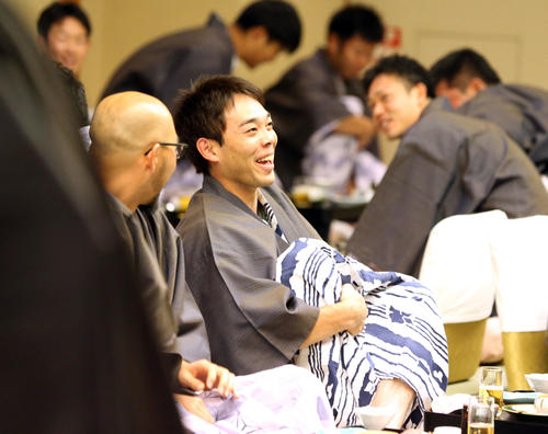 選手会納会で、乾杯のあいさつ後、笑顔を見せる秋山（撮影・浅見桂子）