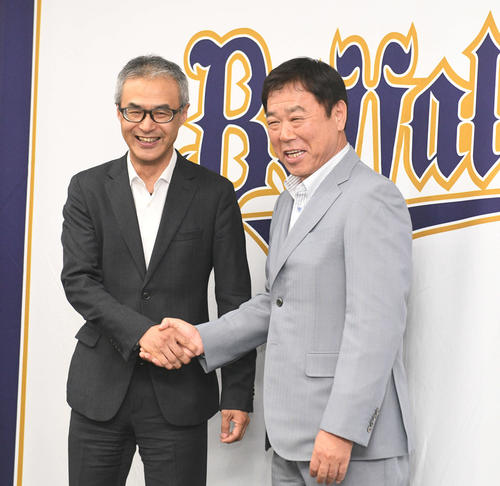 福良育成統括（右）のGM就任発表を発表する湊球団社長（2019年5月28日撮影）
