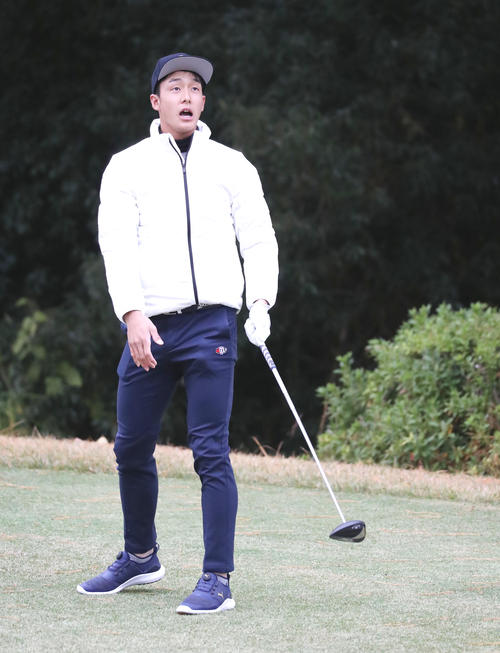 タイガース杯ゴルフコンペに参加しティーショットを放つ小幡（撮影・加藤哉）