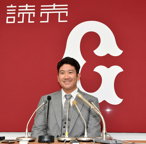 契約更改を終え笑顔で会見する巨人菅野（撮影・滝沢徹郎）