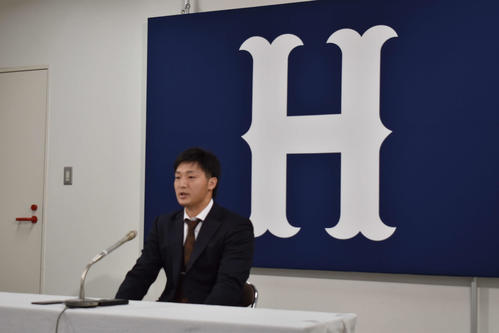 契約更改を終え、会見を行う床田