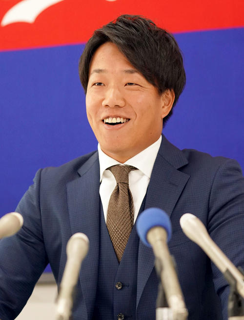 契約更改を終え笑顔で会見する柳裕也（撮影・森本幸一）