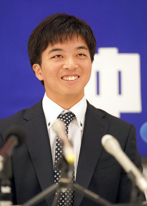 契約更改を終え明るい表情で会見する山本拓実（撮影・森本幸一）