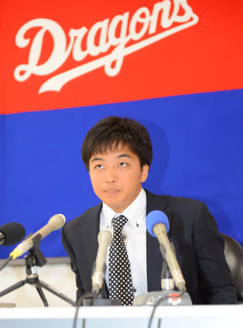 契約更改を終え会見の席に着く山本拓実（撮影・森本幸一）