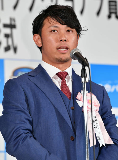 スカパー！　ドラマティック・サヨナラ賞　年間大賞を受賞しあいさつする阪神高山（撮影・滝沢徹郎）