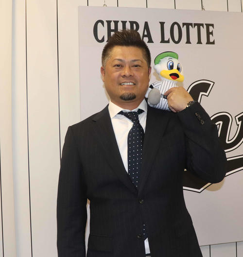 契約更改を終え、マーくんを肩に乗せ笑顔のロッテ細川（撮影・久永壮真）