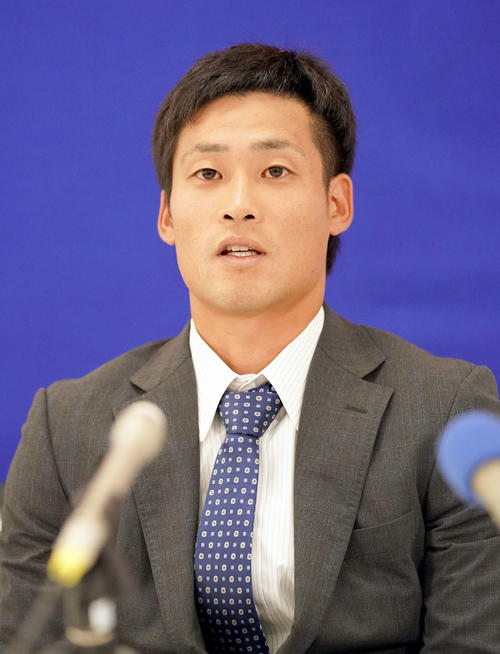 契約更改を終え会見する加藤匠馬（撮影・森本幸一）
