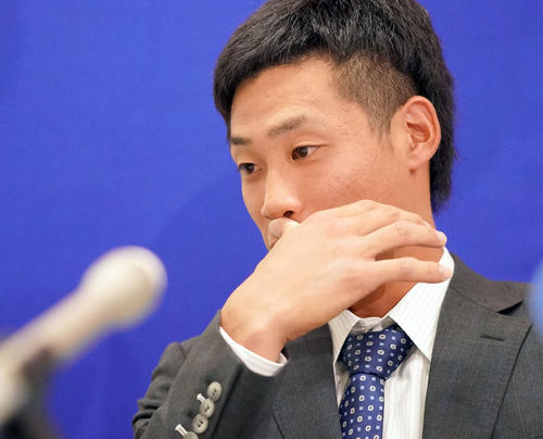 契約更改を終え会見する加藤匠馬（撮影・森本幸一）
