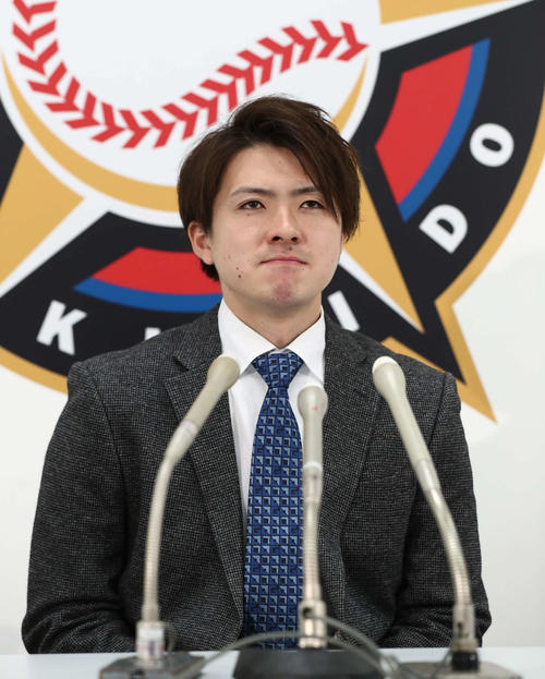 契約更改を終え厳しい表情で会見する日本ハム上沢（撮影・黒川智章）