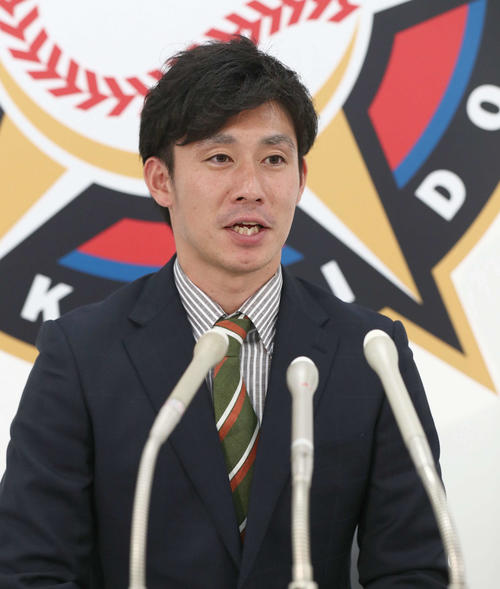 契約更改を終え会見する日本ハム吉川（撮影・黒川智章）
