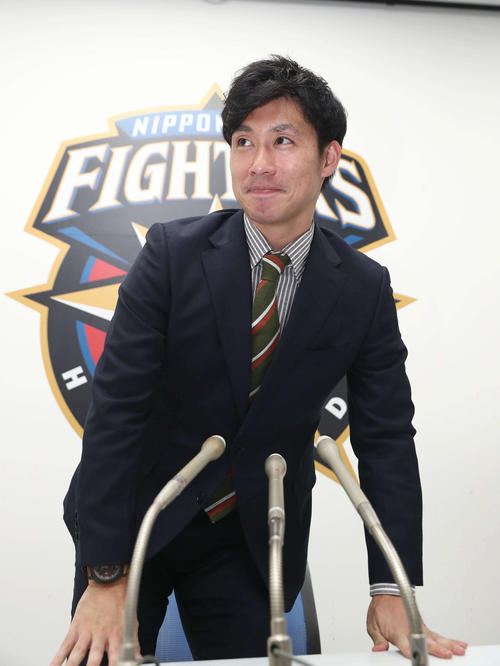 契約更改を終え会見する日本ハム吉川（撮影・黒川智章）