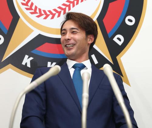 契約更改を終え笑顔で会見する日本ハム上原（撮影・黒川智章）