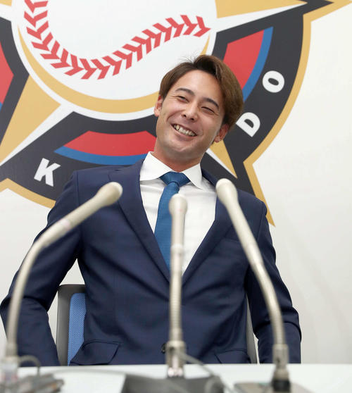 契約更改を終え笑顔で会見する日本ハム上原（撮影・黒川智章）
