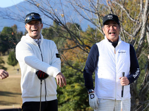 笑顔を見せる工藤監督（右）と千賀（撮影・栗木一考）