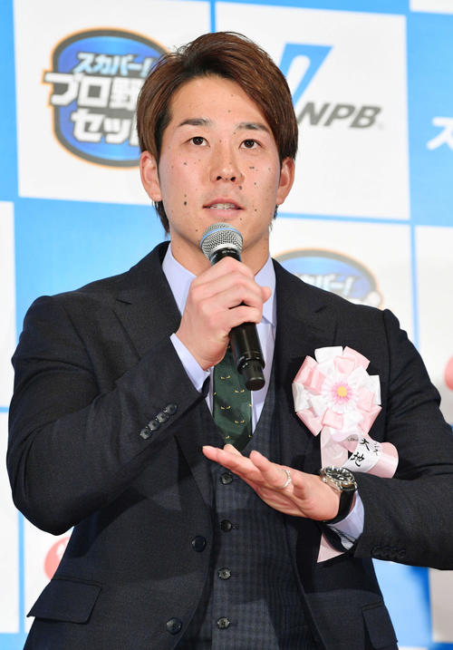 スカパー！　ドラマティック・サヨナラ賞　年間大賞を受賞しトークセッションするロッテから楽天にFA加入した鈴木（撮影・滝沢徹郎）